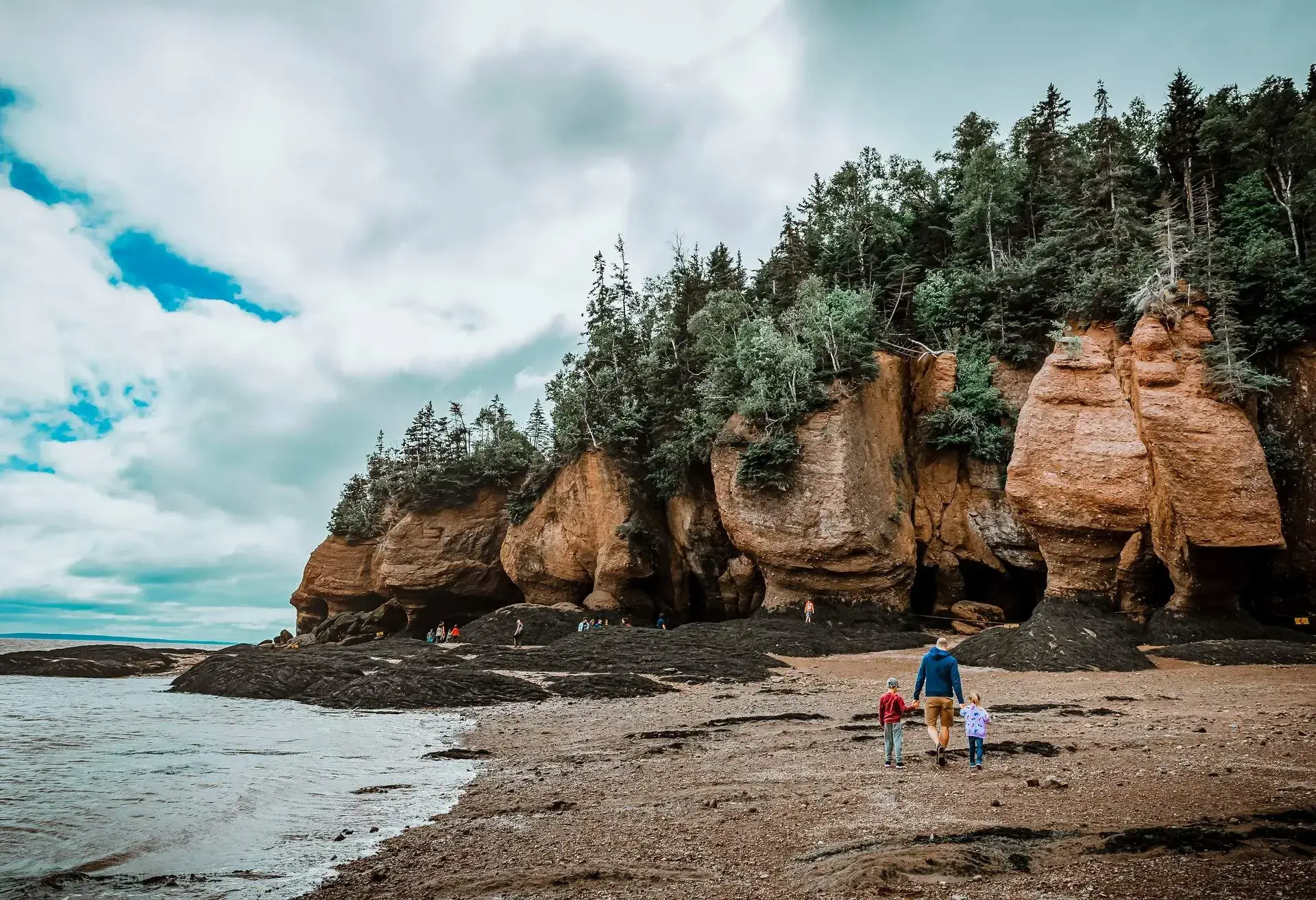 DEST_CANADA_NEW-BRUNSWICK_HOPEWELL_CAPE_THEME_FAMILY_TRAVEL_GettyImages-1210315706