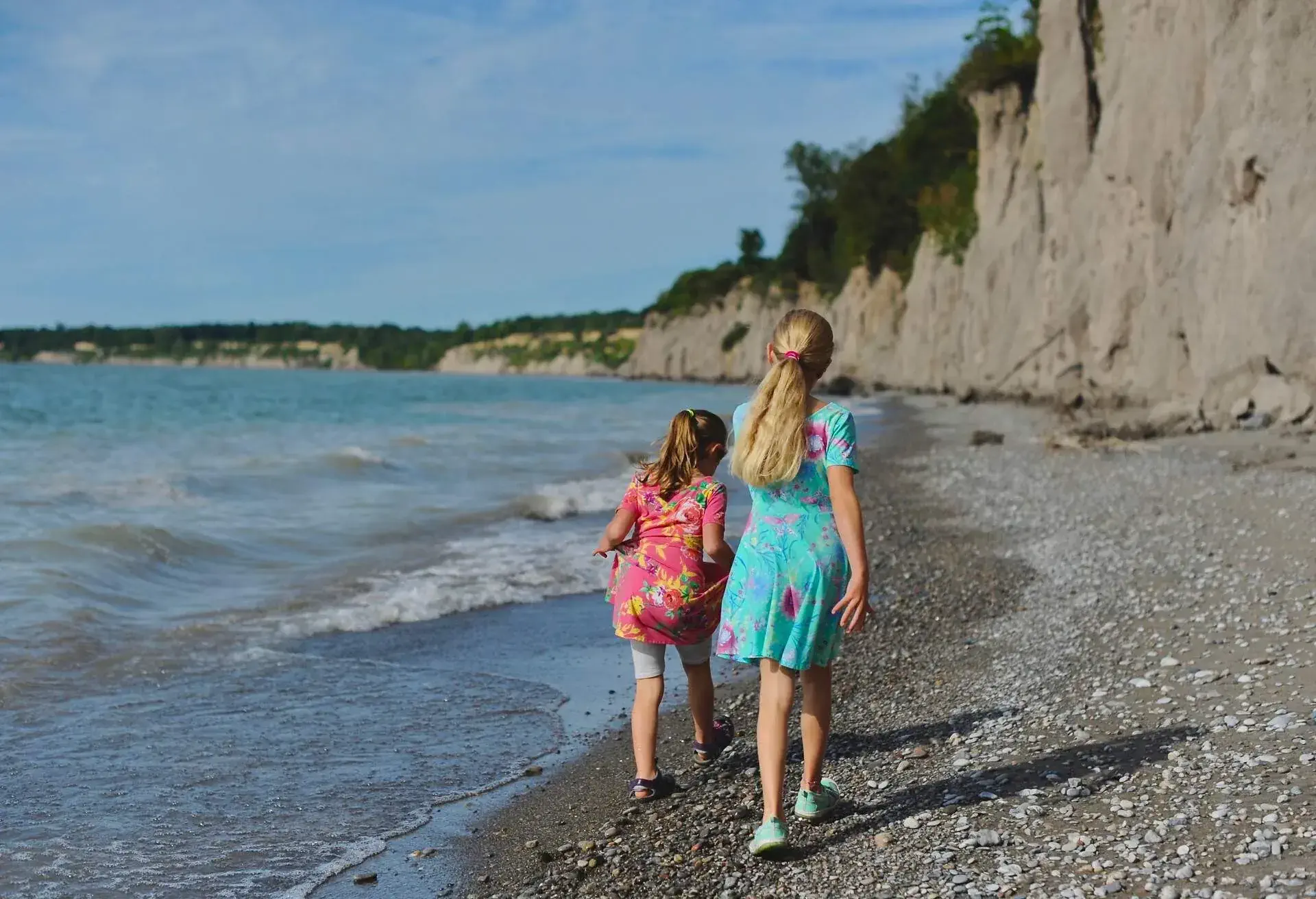 DEST_CANADA_ONTARIO_LAKE_ERIE_BEACH_GIRLS_GettyImages-1272083583