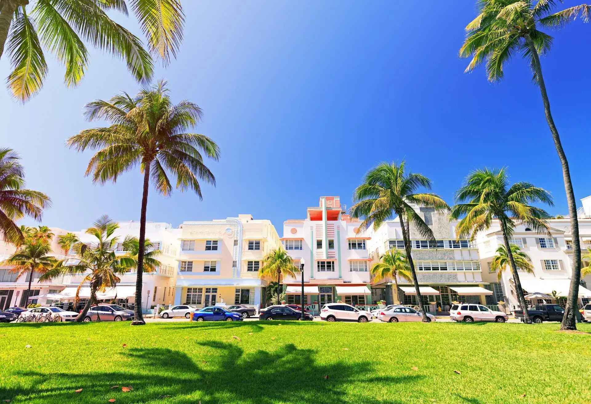 DEST_USA_FLORIDA_MIAMI_OCEAN-DRIVE_GettyImages-472204279