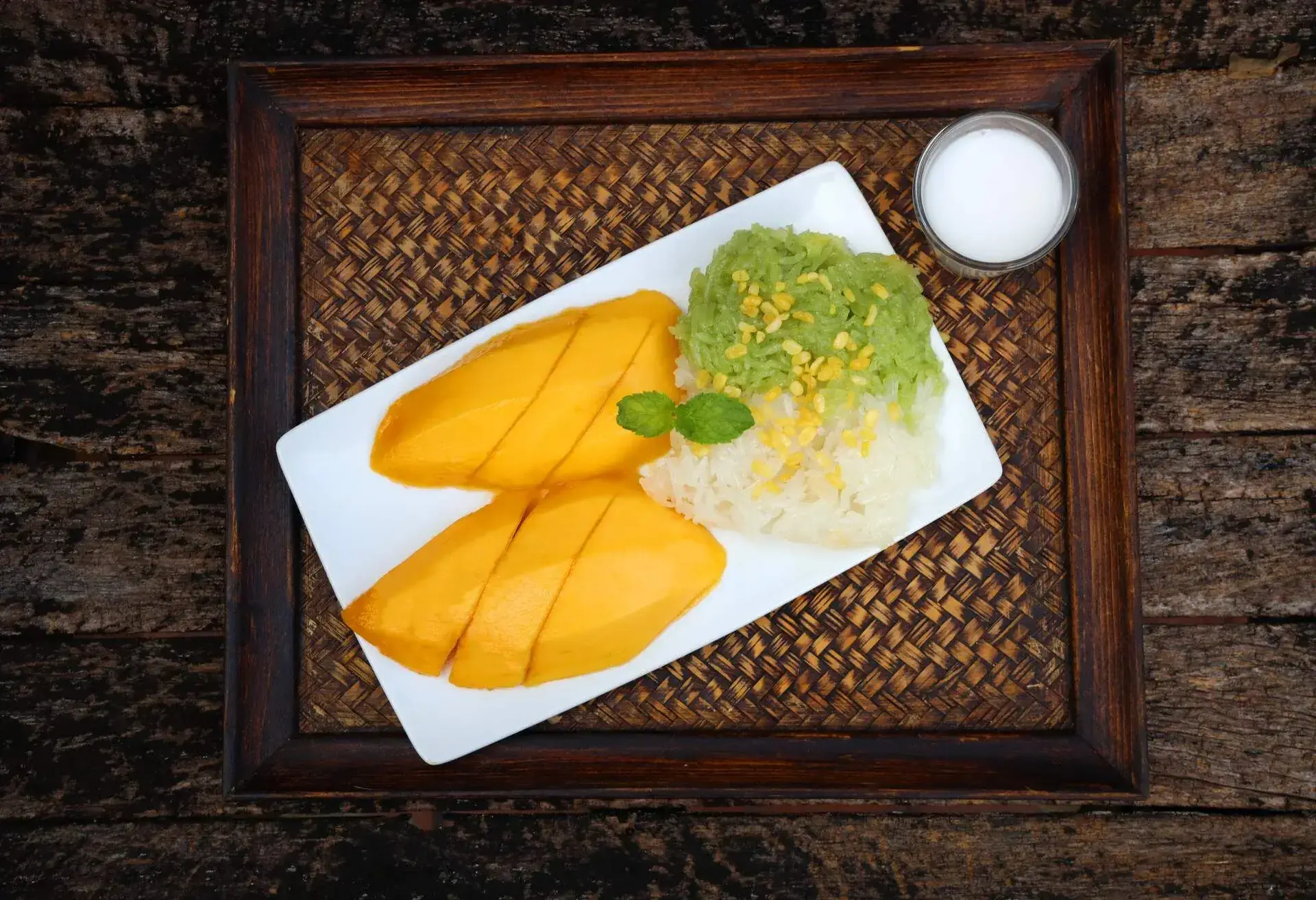 THEME_FOOD_THAI_MANGO_STICKY_RICE_KHAO_NIAO_MAMUANG_GettyImages-1250453962
