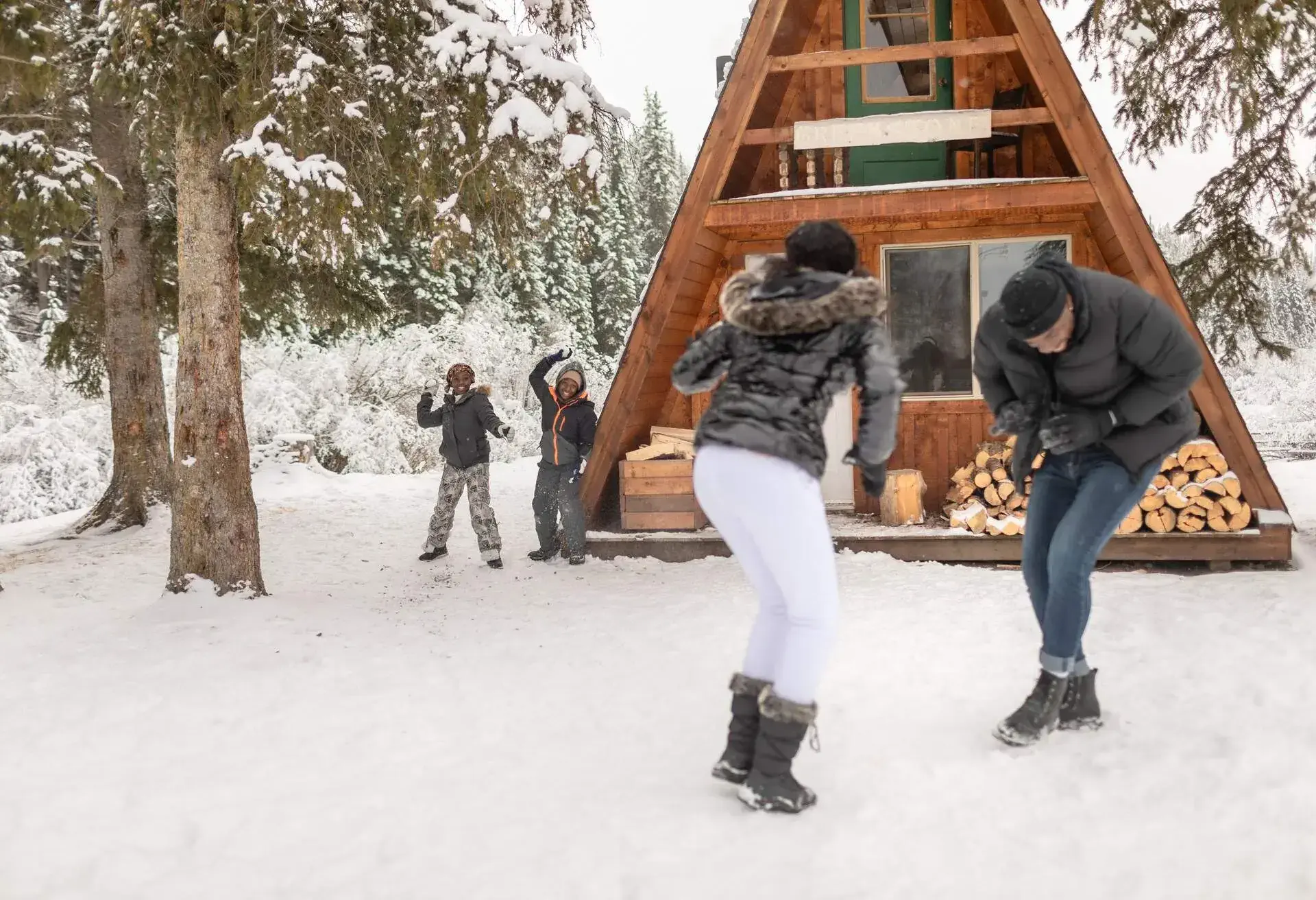 DEST_CANADA_BRITISH-COLUMBIA_LOGAN_LAKE_THEME_FAMILY_SNOW_GettyImages-1304052415