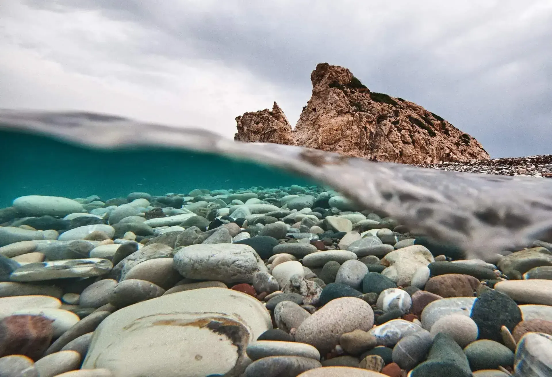 DEST_CYPRUS_PETRA_TOU_ROMIOU_BEACH_APHRODITES_ROCK_GettyImages-179594325