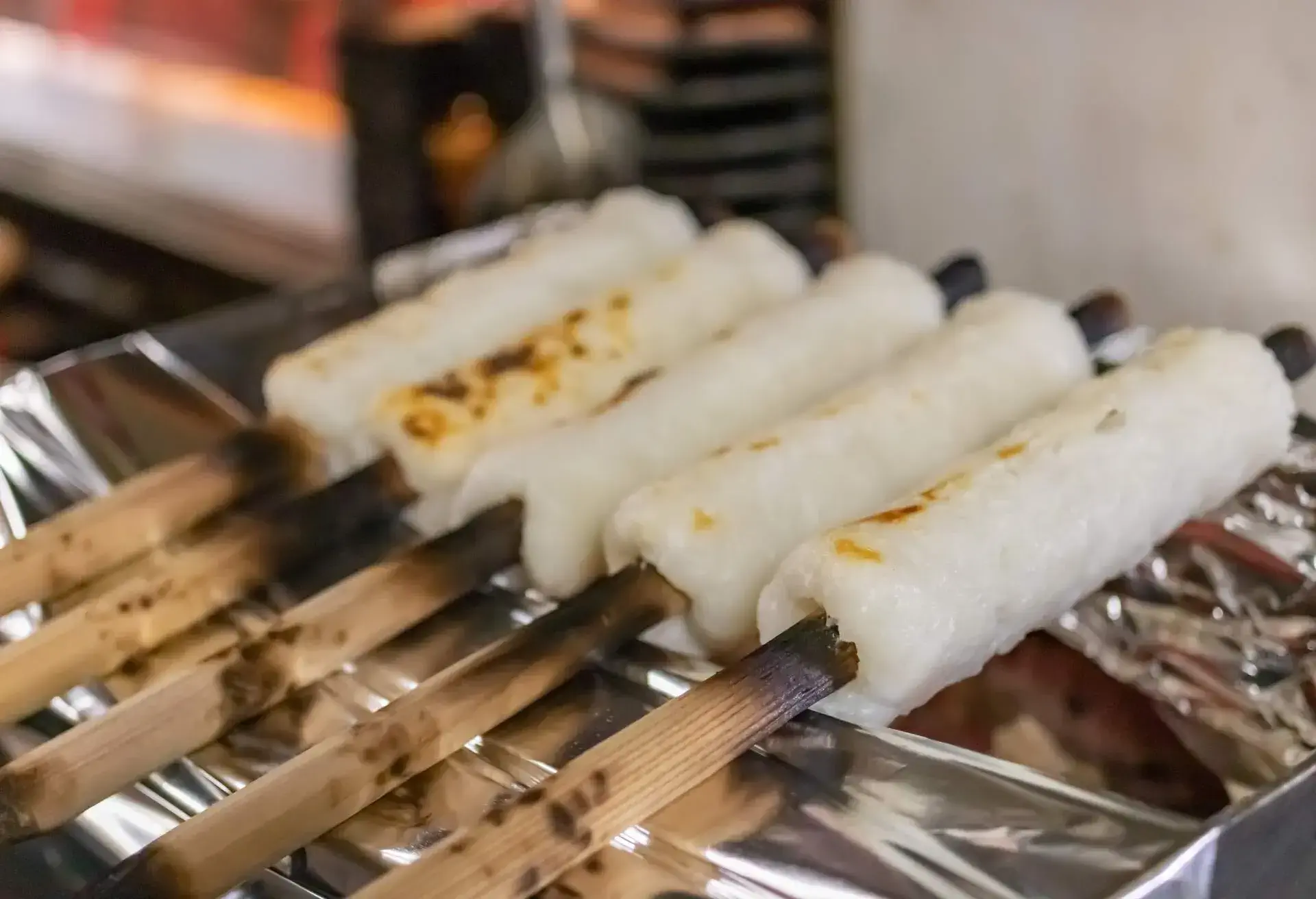Kiritanpo is a traditional dish in Akita. We cook glutinous rice, roll it on a skewer, bake it, put it in a pot and eat it.