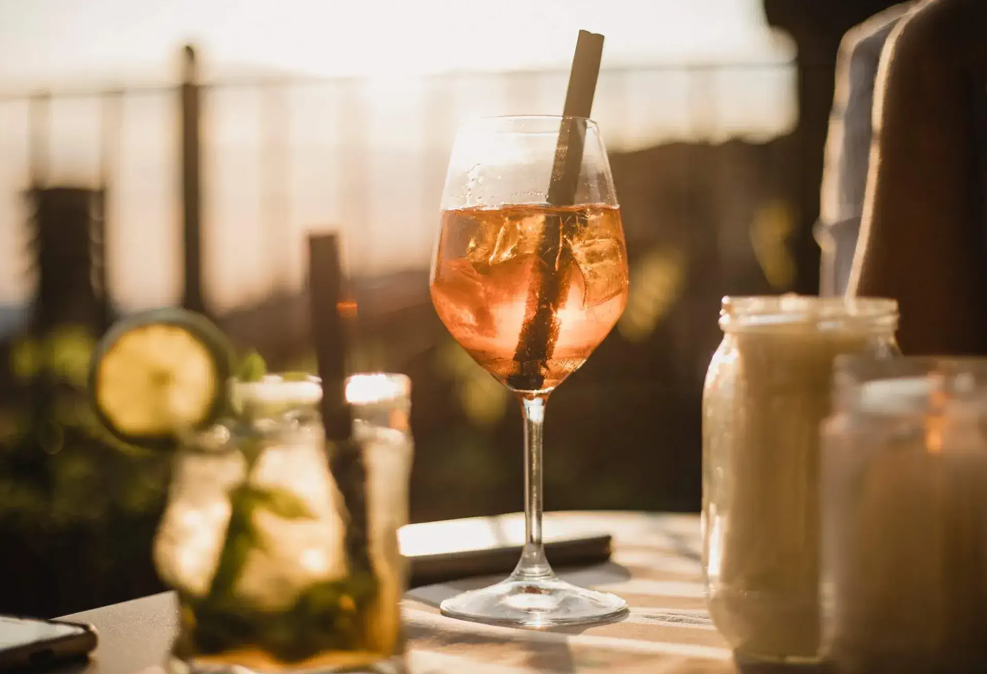 THEME_FOOD_COCKTAIL_DRINK_ROOFTOP_BAR_GettyImages-1071462084