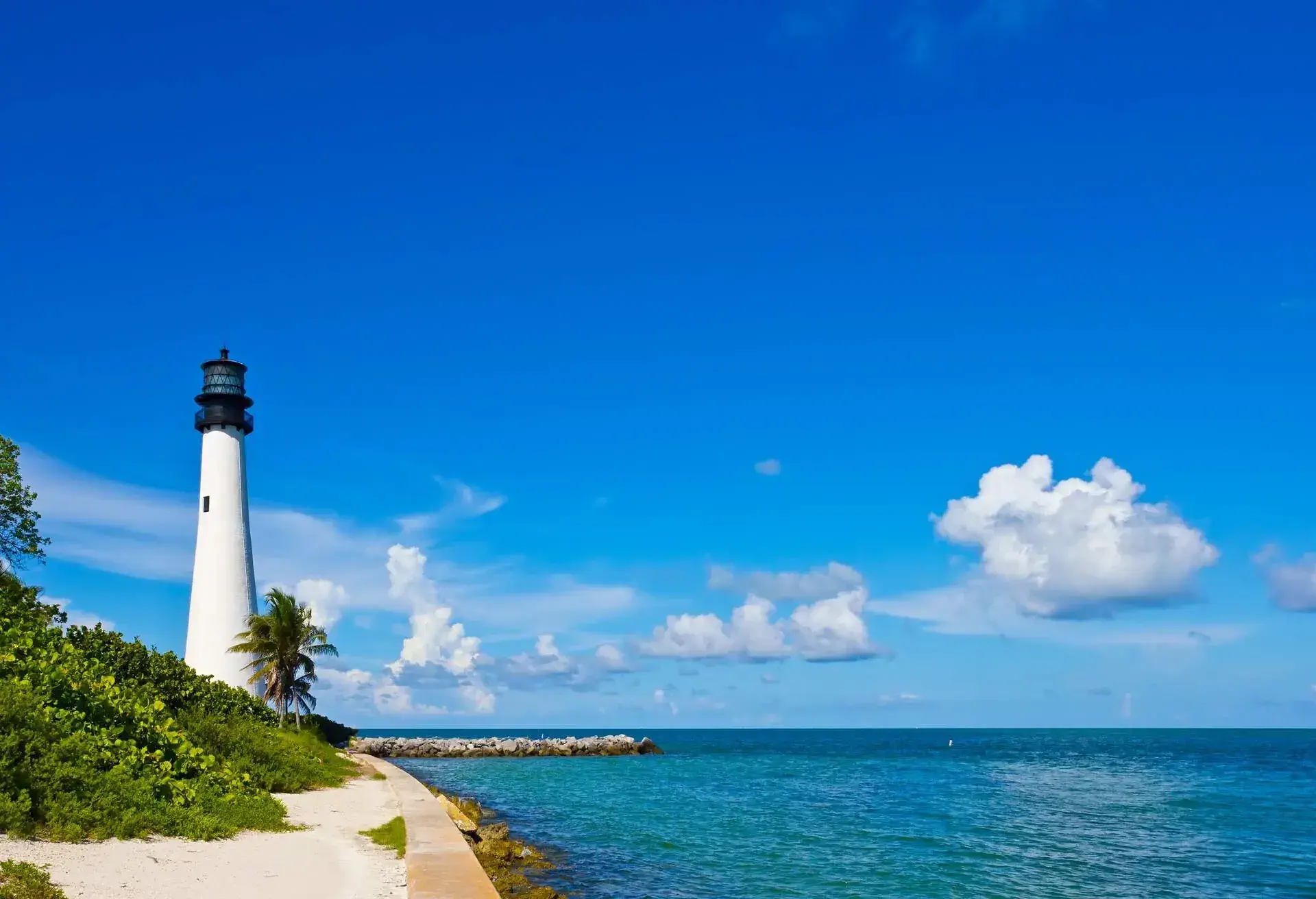 DEST_USA_FLORIDA_MIAMI_KEY-BISCAYNE_CAPE-FLORIDA-LIGHTHOUSE_shutterstock-portfolio_64455076