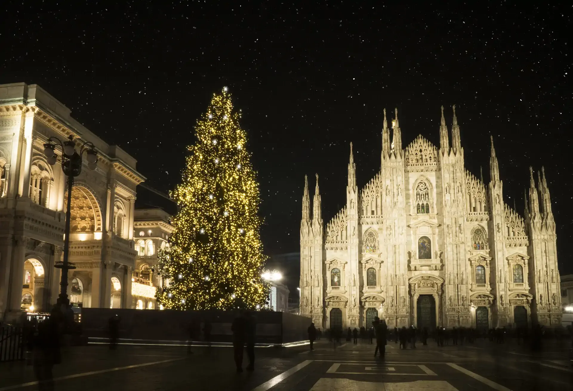 dest_italy_milan_duomo_square_cathefral_winter_christmas_gettyimages-1082838842_universal_within-usage-period_100037