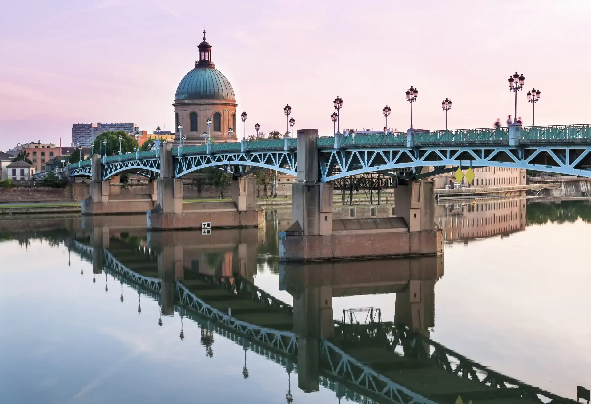 dest_france_toulouse_saint-pierre-bridge_garonne-river_gettyimages-691661400_universal_within-usage-period_59604