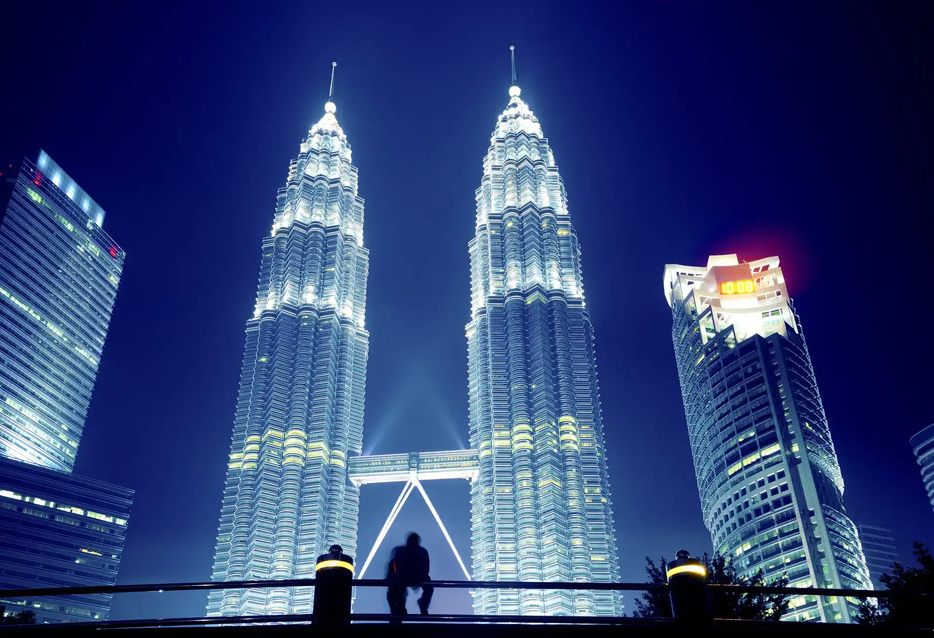 dest_malaysia_kuala-lumpur_petronas-towers-gettyimages-472230039_universal_within-usage-period_33817