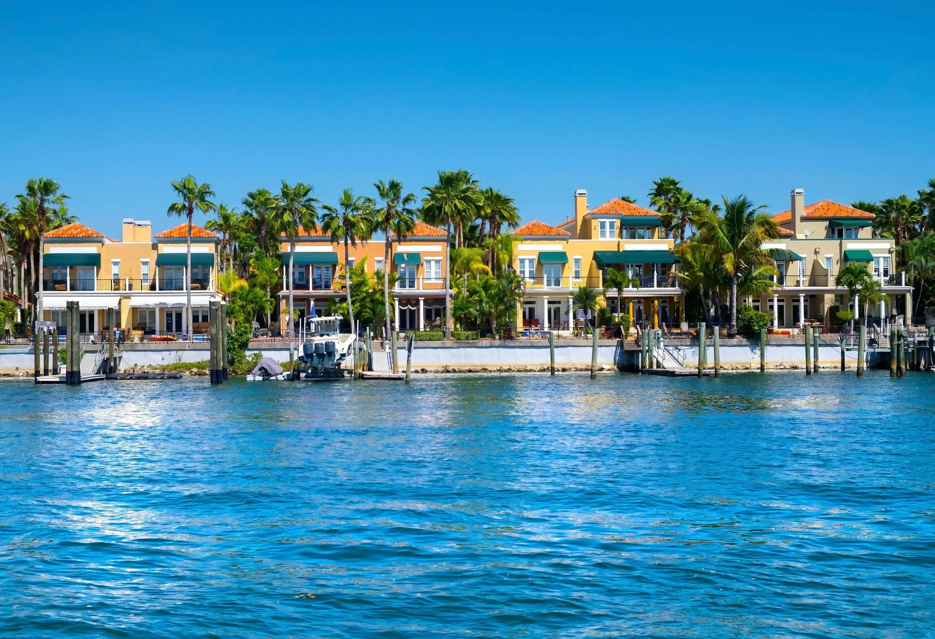 Waterfront residences on Hillsborough Bay in Tampa, Florida