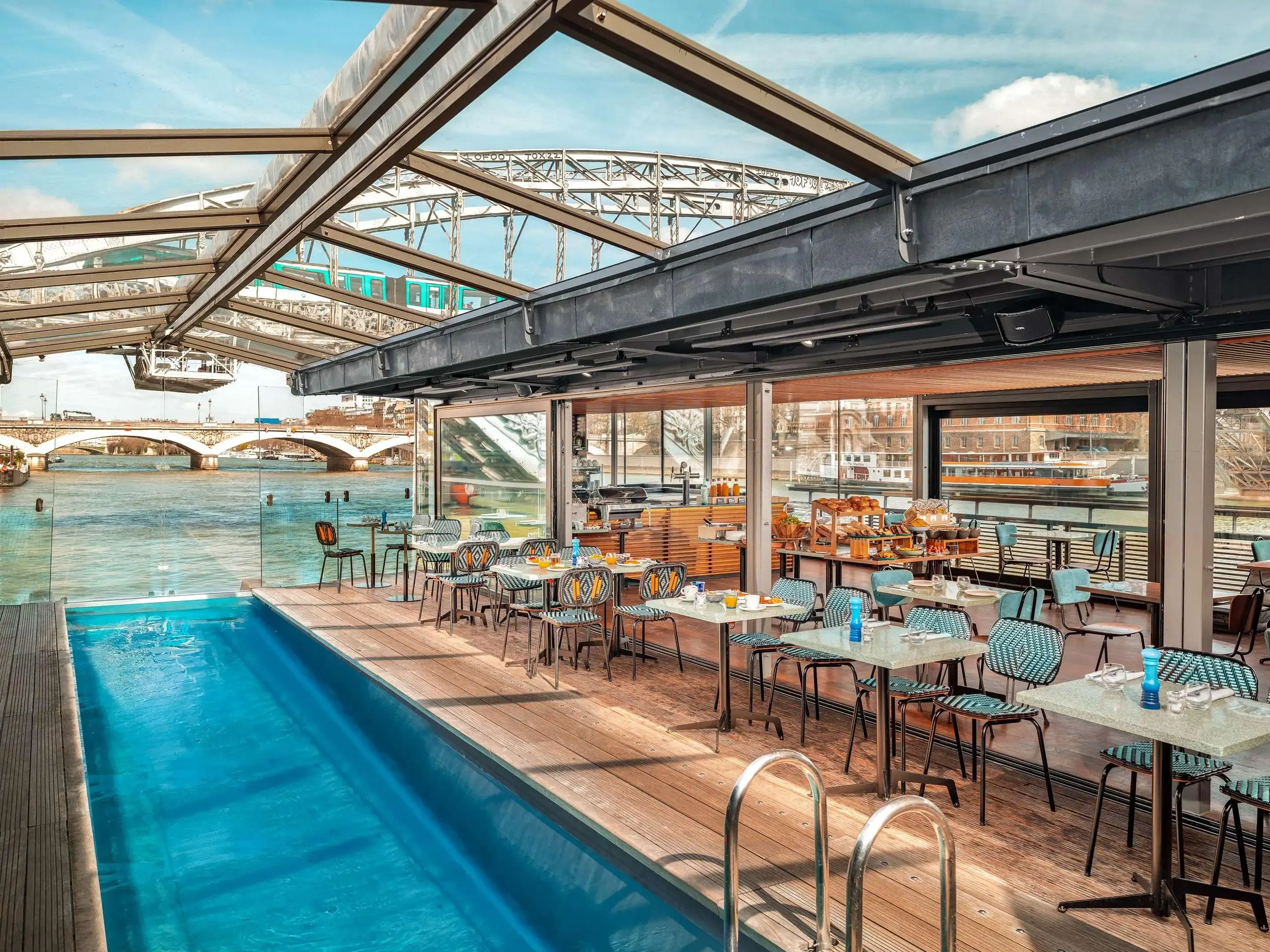 off-paris-seine-iceportal-2594874-118887000-306737