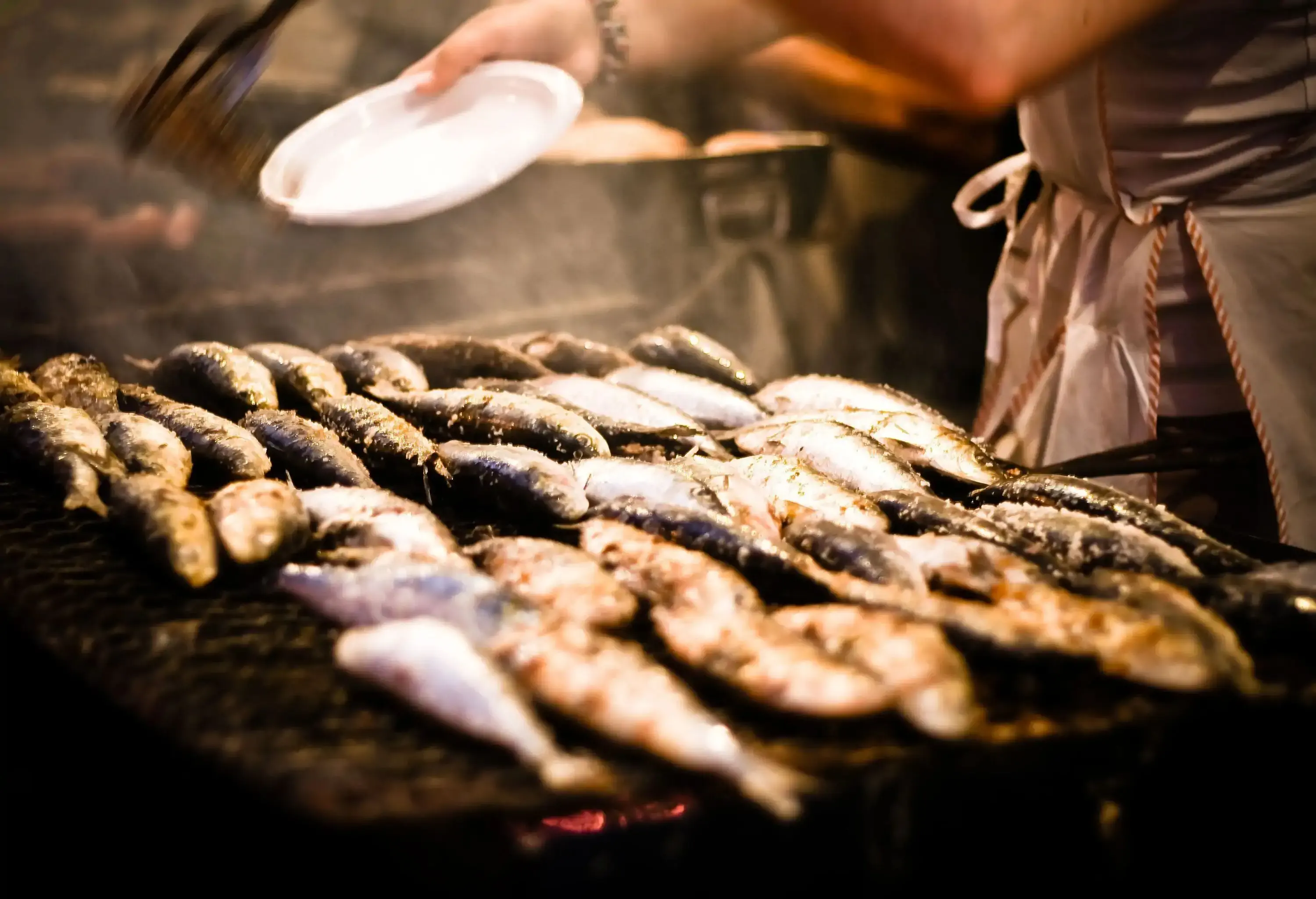 A display of salted sardines on a grill.