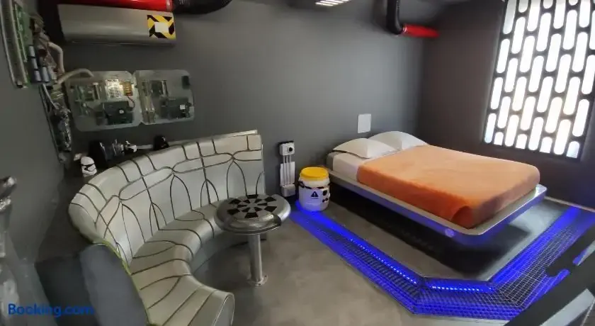 Le making of chambres space shuttle hotel room
