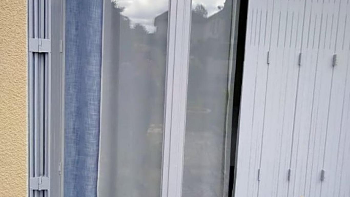 chez Myla chambre avec tv écran plat et salle de bain privative