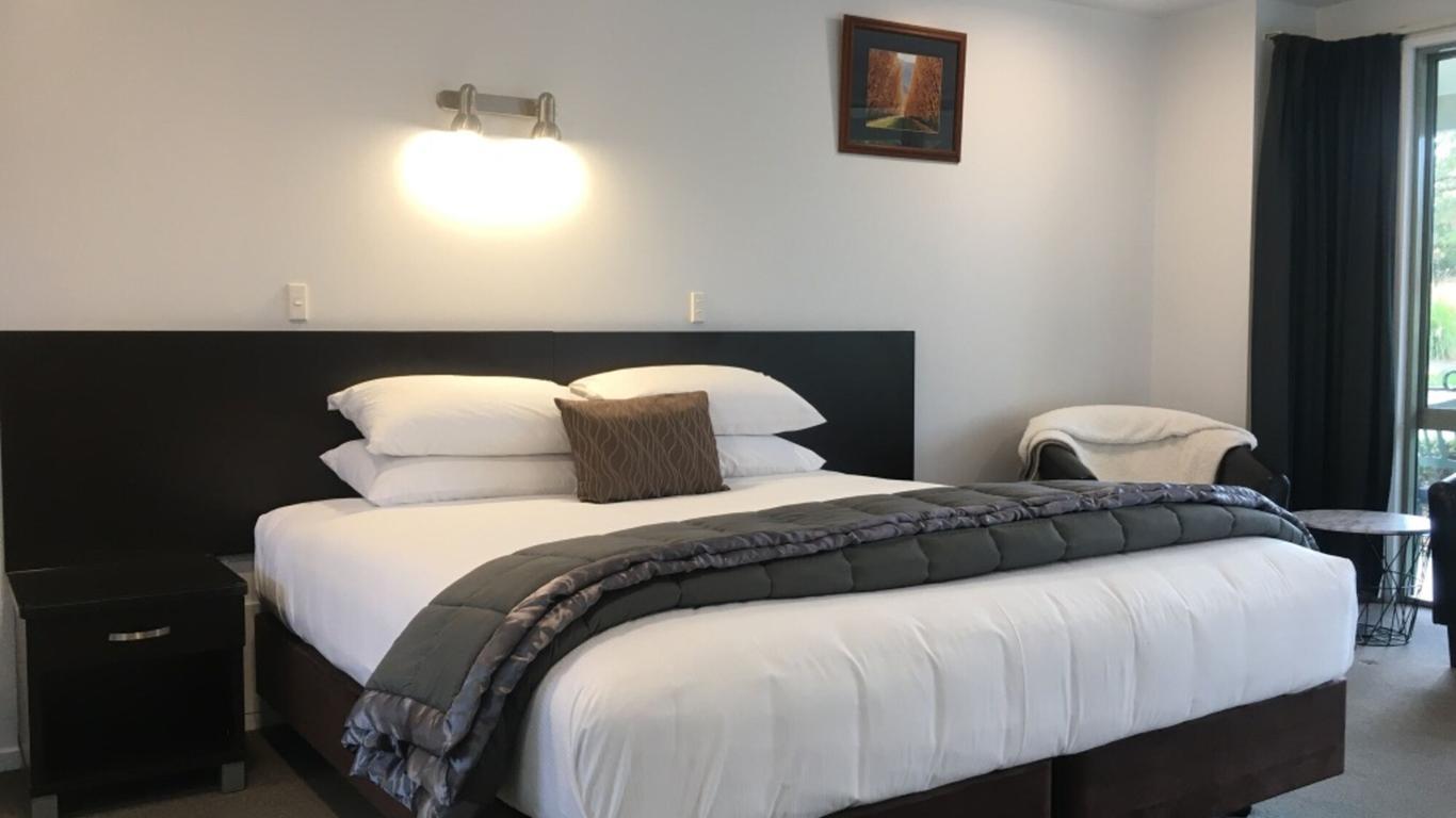 Colonial Manor Motel
