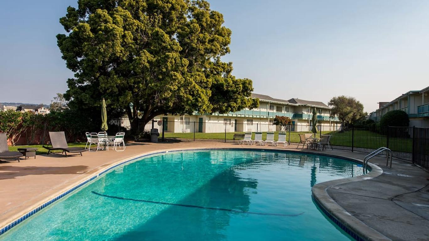 Coral Reef Inn & Suites