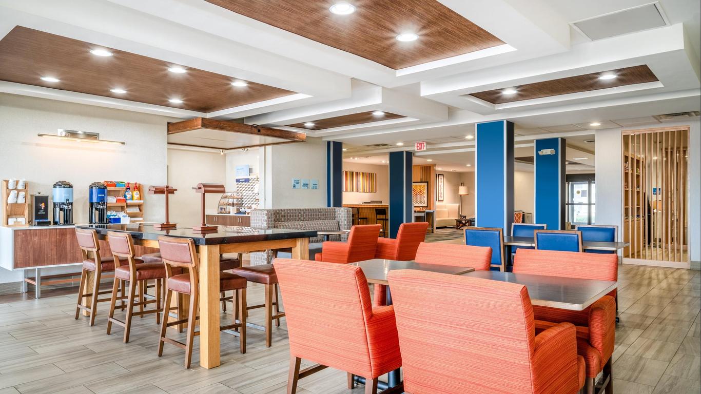 Holiday Inn Express & Suites Tappahannock