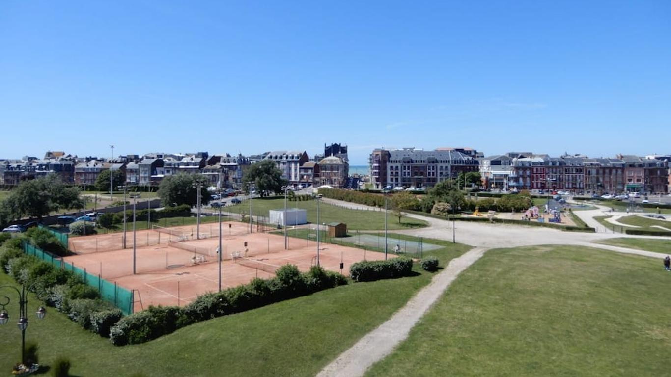 CAPRICES ENSOLEILLES CHAMBRE 1 a 2 PERS possibilite 2eme chambre avec lit King Size en supplement avec capacite 4 pers vue panoramique, petite vue mer, 300 metres plage Mers les Bains Le Treport petit dejeuner servi en chambre en option