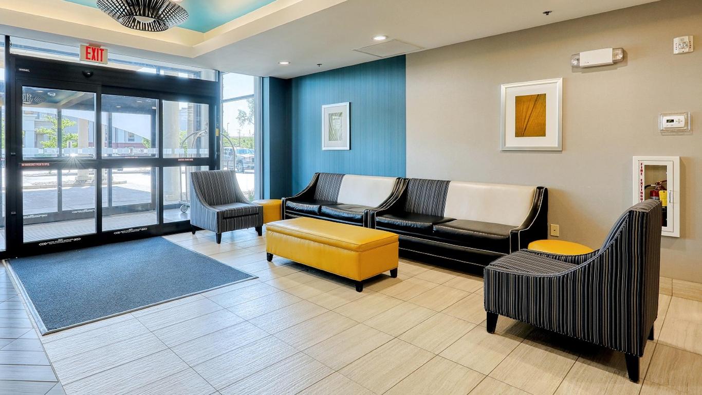 Holiday Inn Express & Suites Batavia - Darien Lake