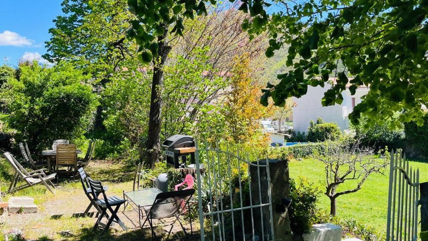 Les Glycines, charmant studio au calme dans bâtisse de Maître proche du centre ville parking gratuit