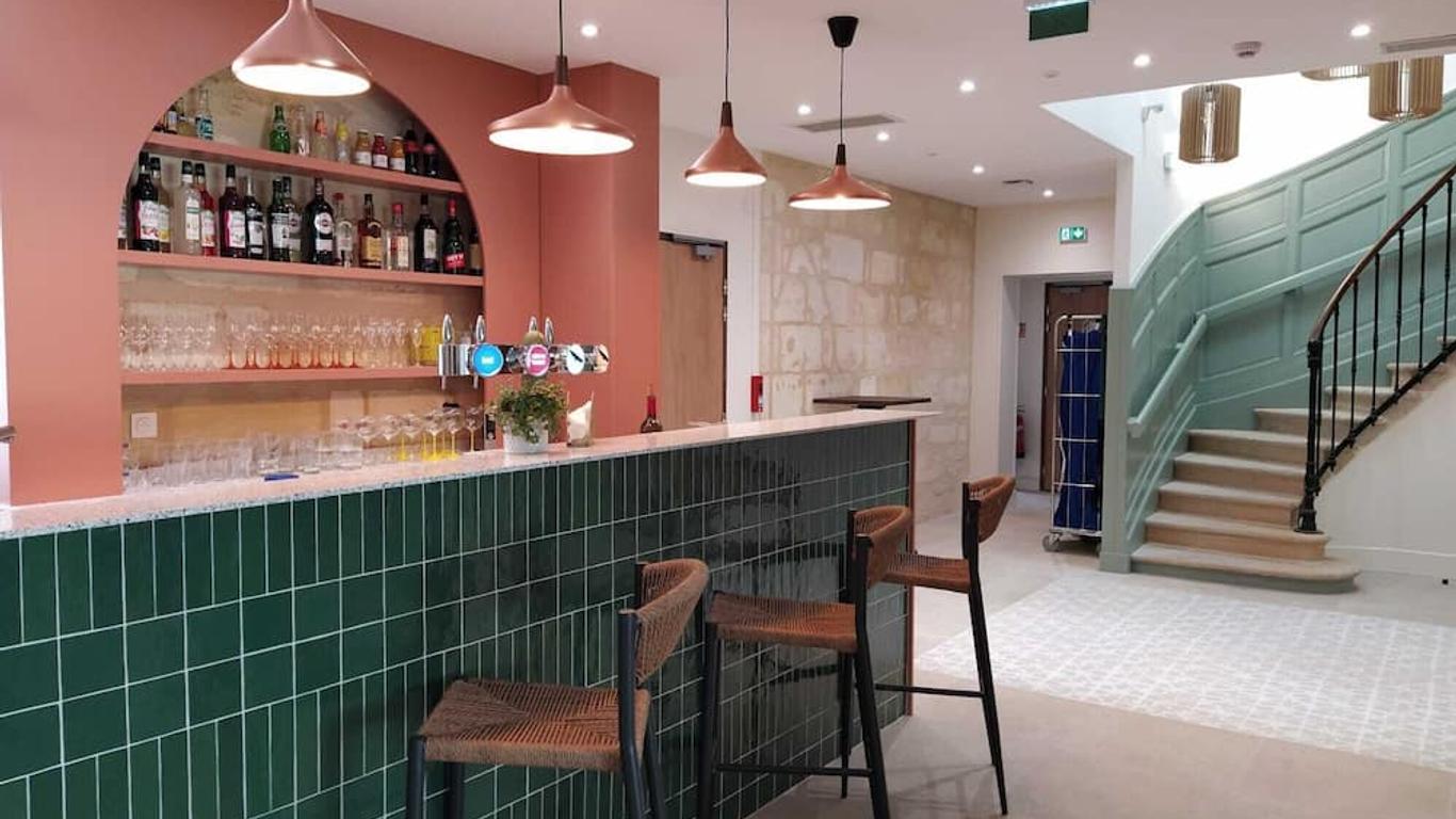 Bloom Hostel Bar & Garden