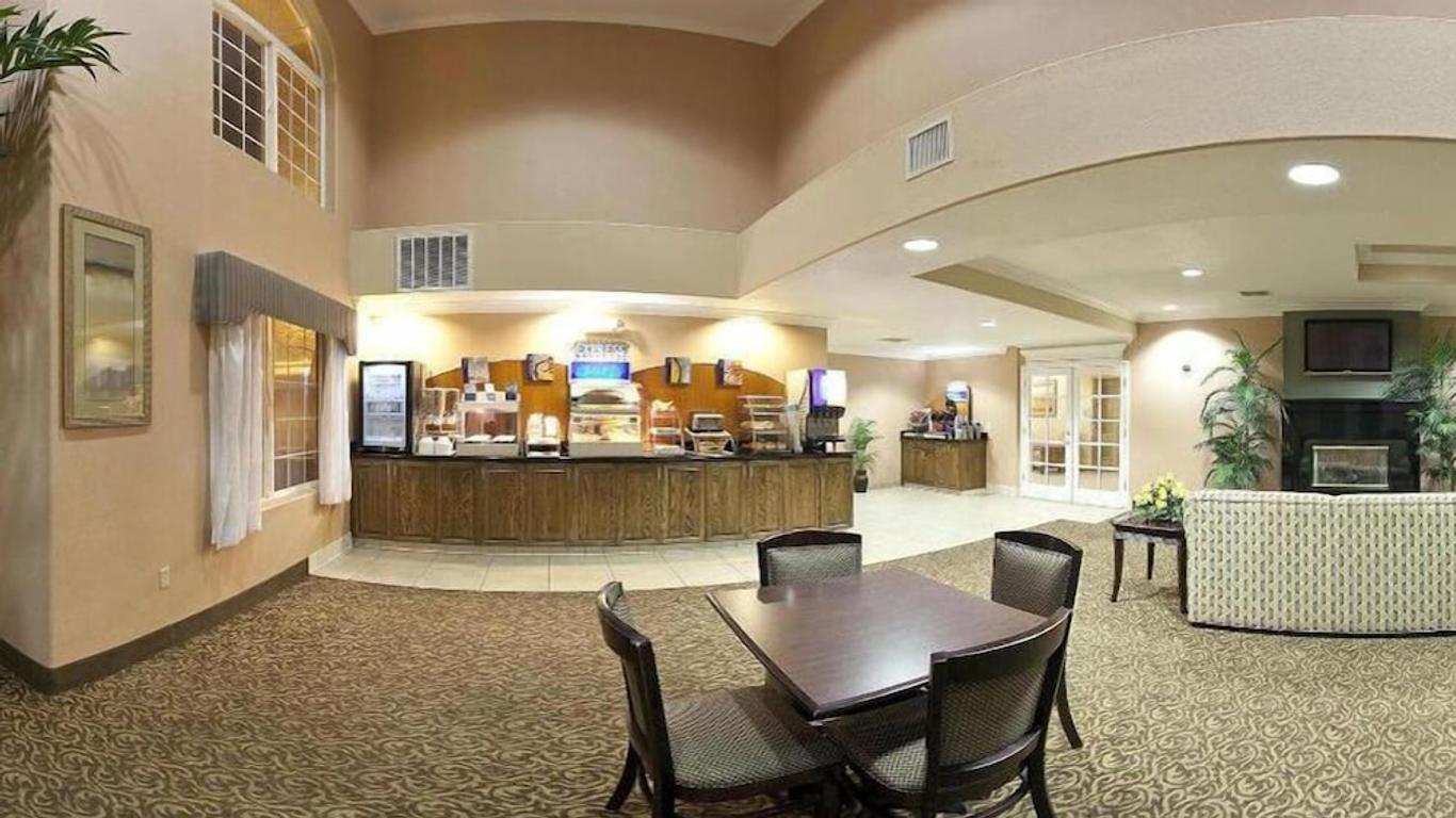 Holiday Inn Express Delano Hwy 99