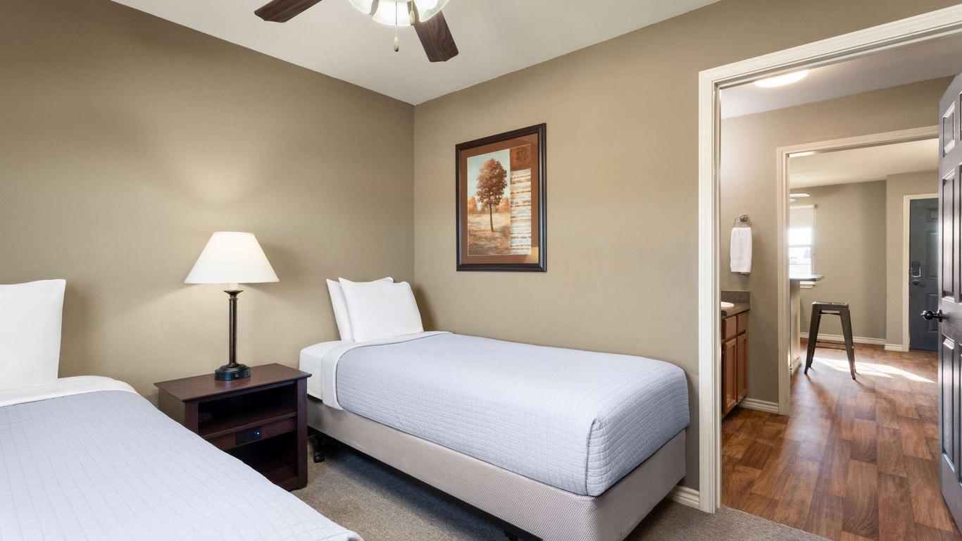Eagle's Den Suites Kenedy a Travelodge by Wyndham