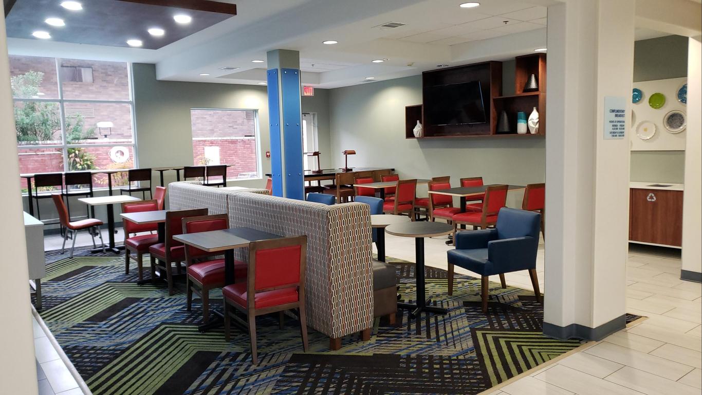 Holiday Inn Express & Suites Weslaco