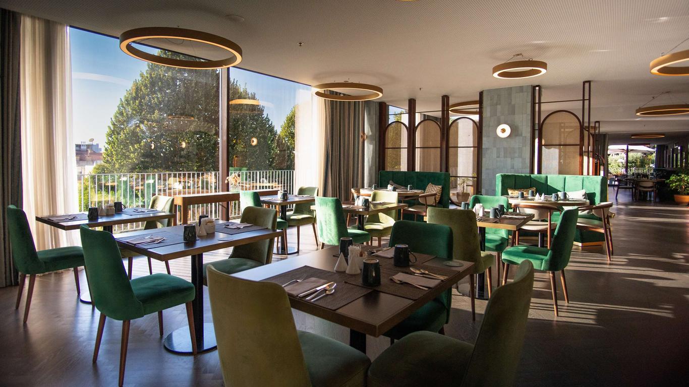 Boeira Garden Hotel Porto Gaia, Curio Collection by Hilton