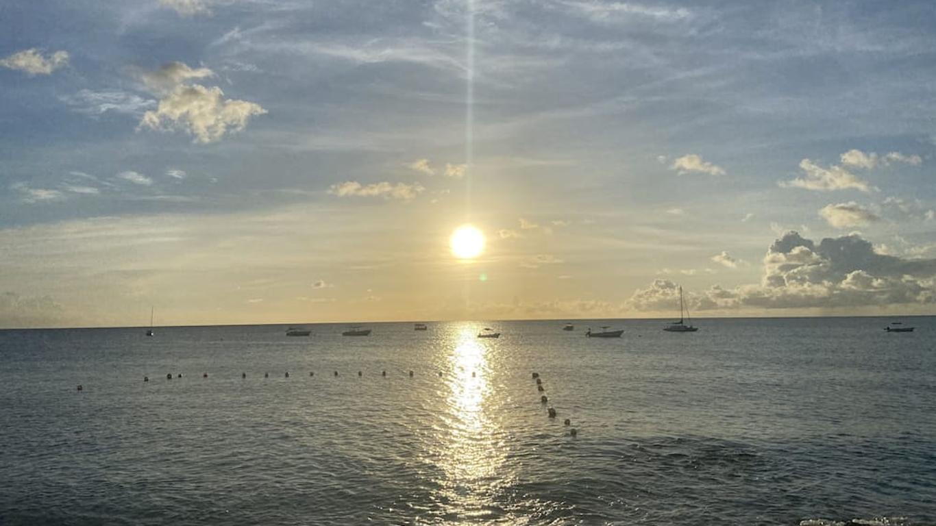Tropical Sunset Beach Apartment Hotel
