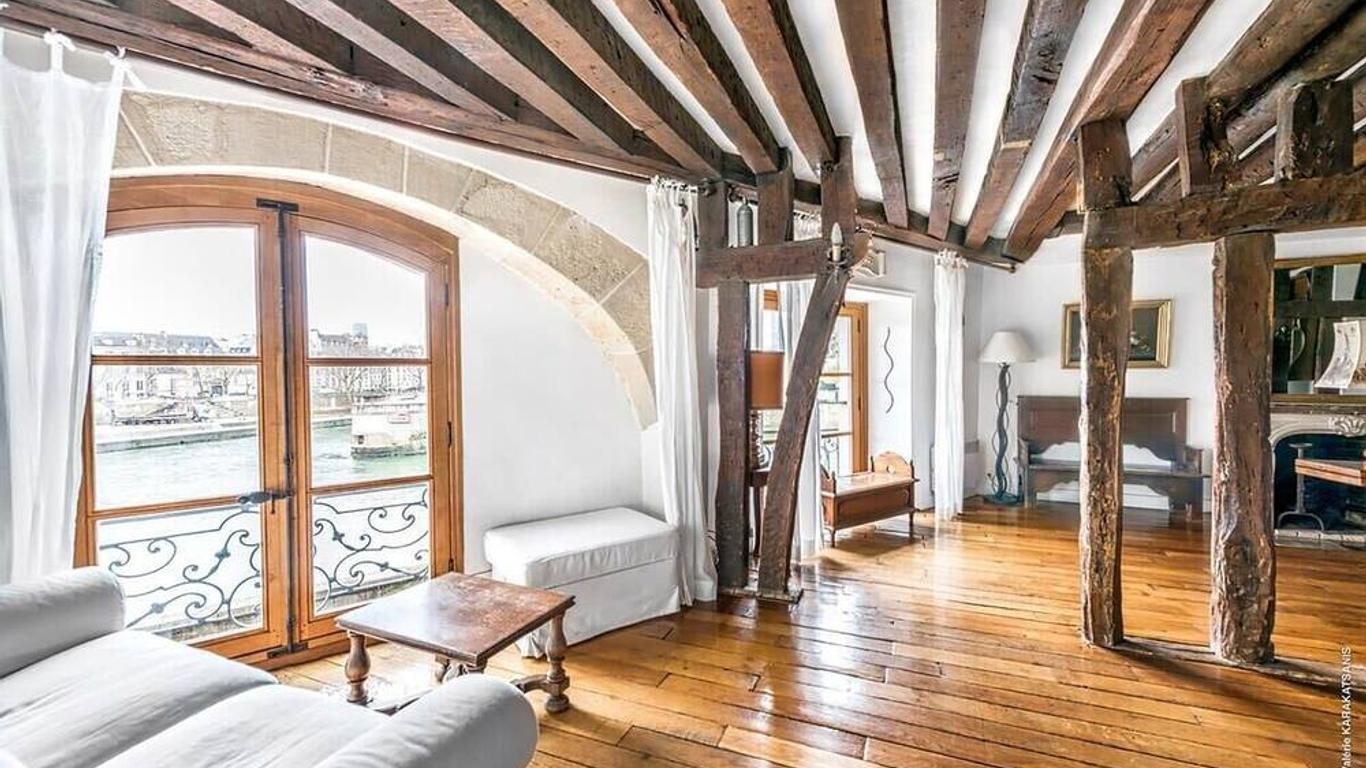 Ile Saint Louis - Quai d'Orleans 2bdr by B'Your Home
