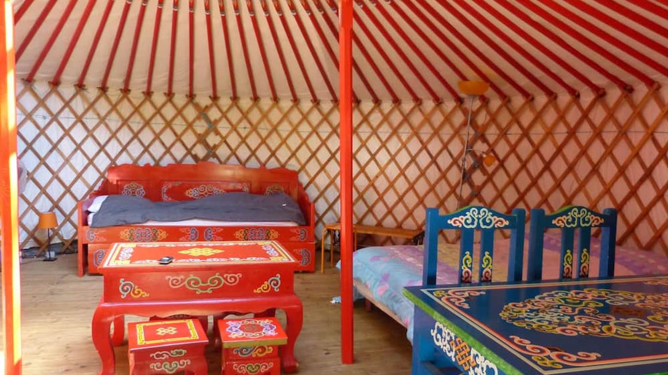 Le Village Insolite yourte et roulotte
