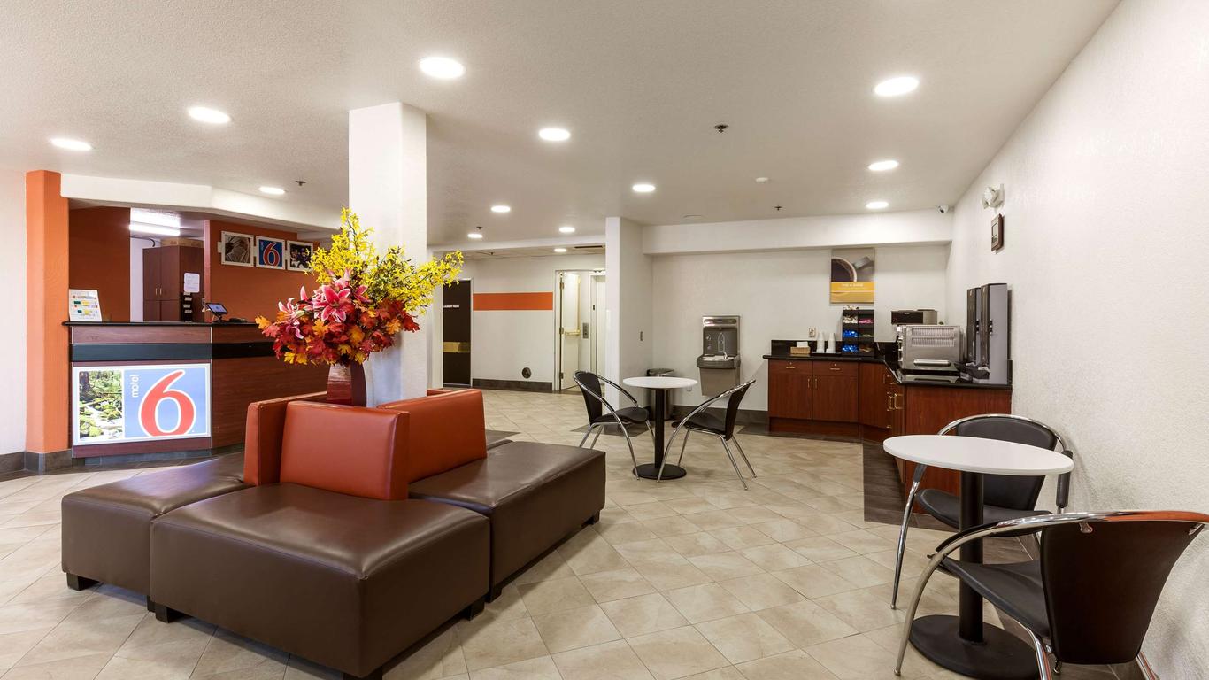 Motel 6 Dixon