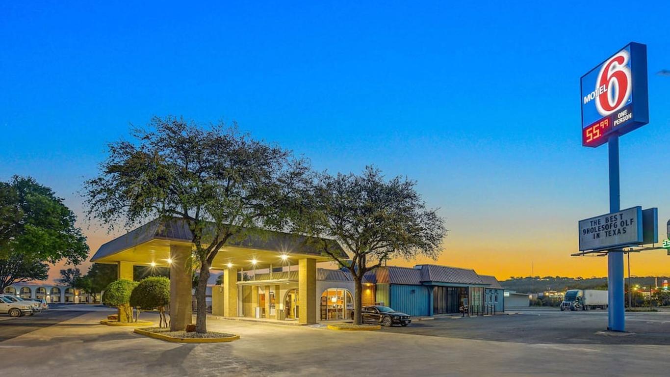 Motel 6 Sonora, TX