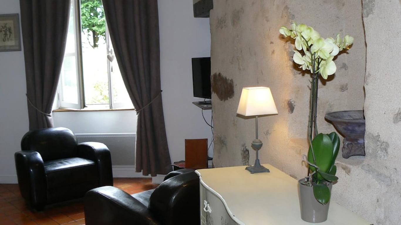 Logis LouisBlanc, Muraille Romaine, lit Queen-Size, Centre Ville