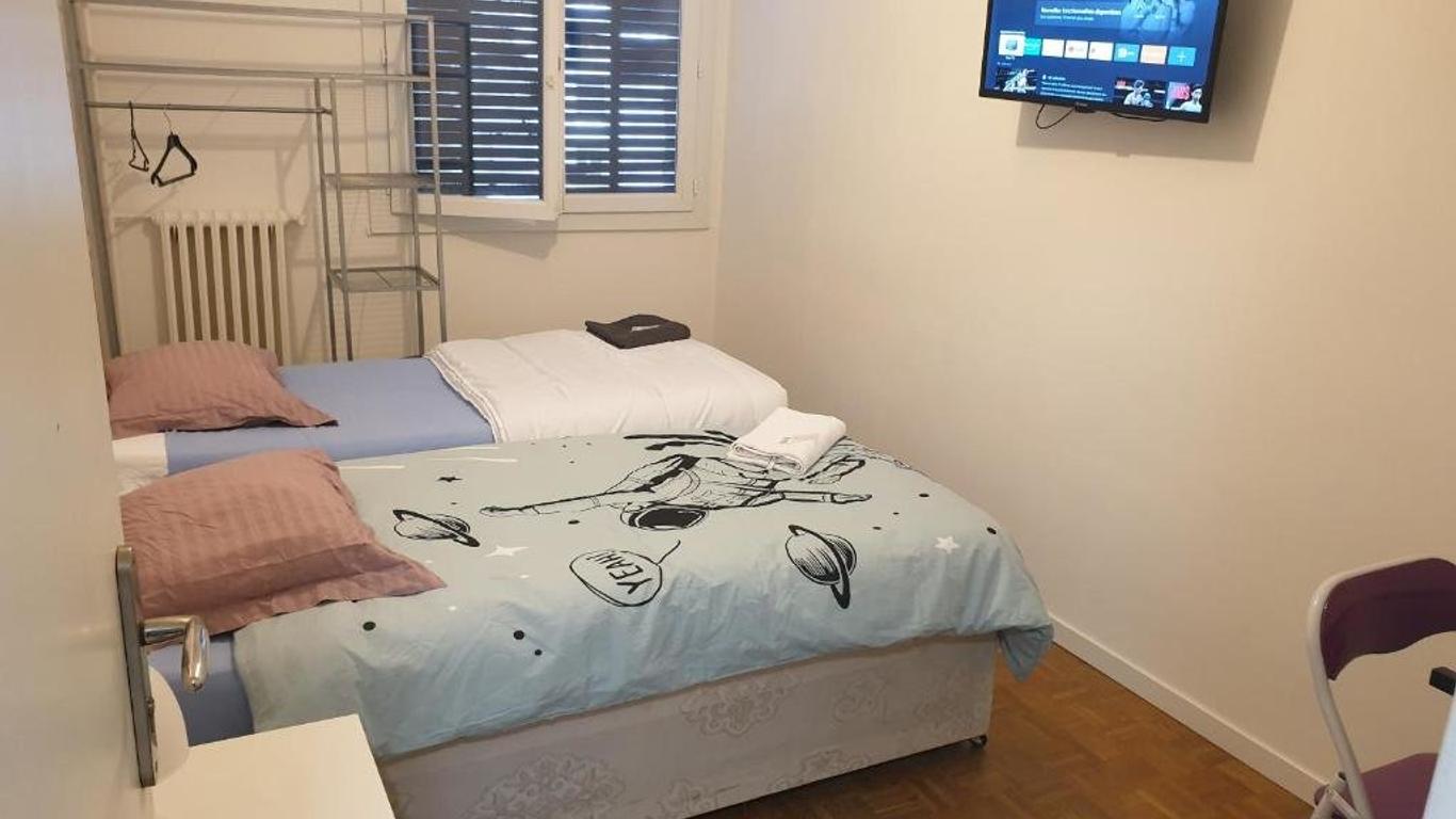 New Cheap Private Room, Kitchen , Overwieuw Sea,tram On Spot, 12 Minutes From Nice Train Station With Tram , Beach In 17 Min Tram , Chambre Privée Pas Cher, Cuisine Équipée , Tram Sur Place, Aperçu Mer, 12 Min De La Gare De Nice Avec Le Tram, 17 Min Plage