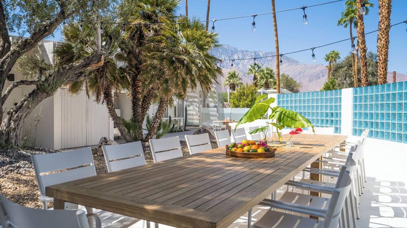 The Monkey Tree by AvantStay Mid-Century Modern Oasis with Pool