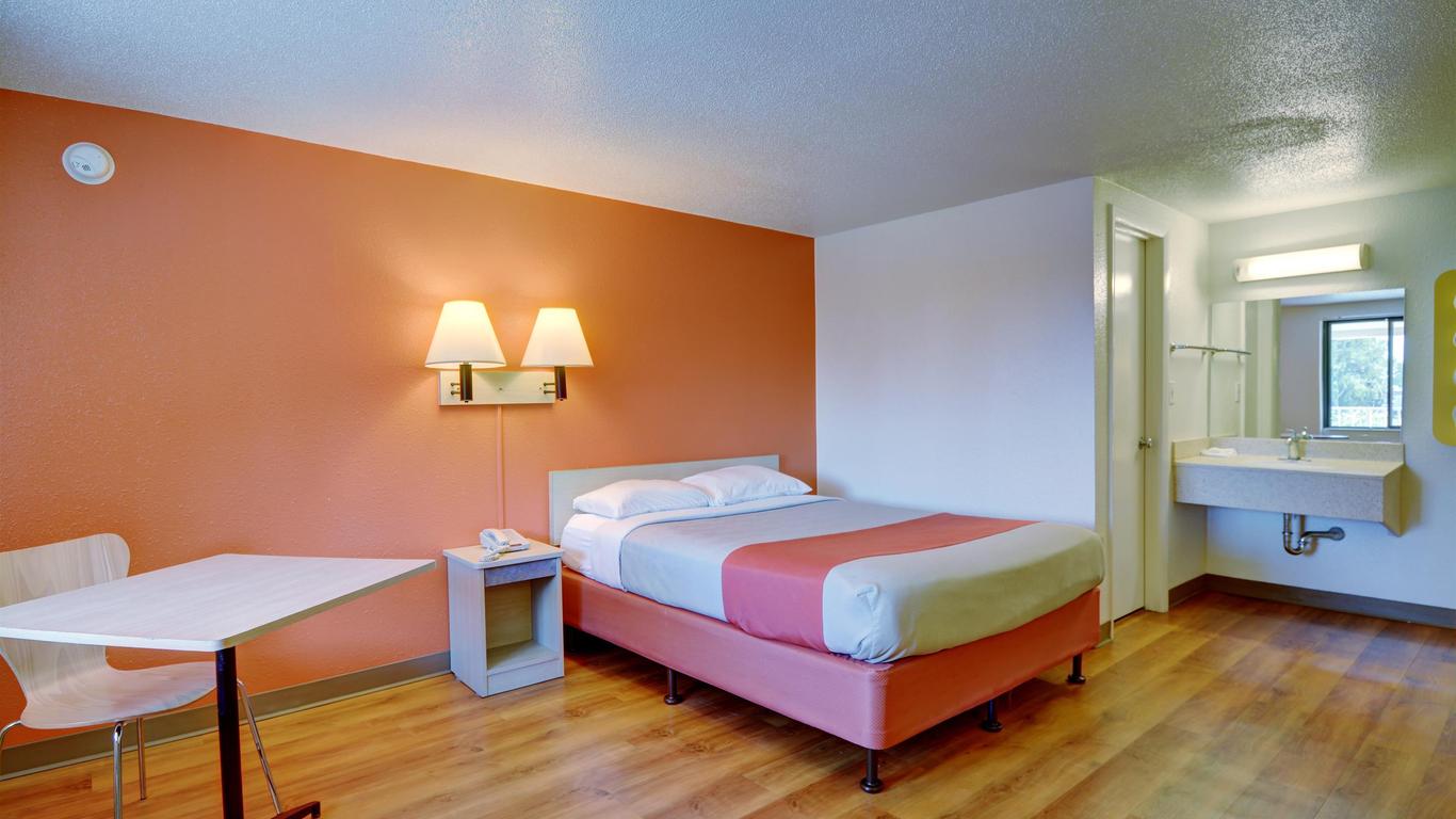 Motel 6 Springfield - Chicopee