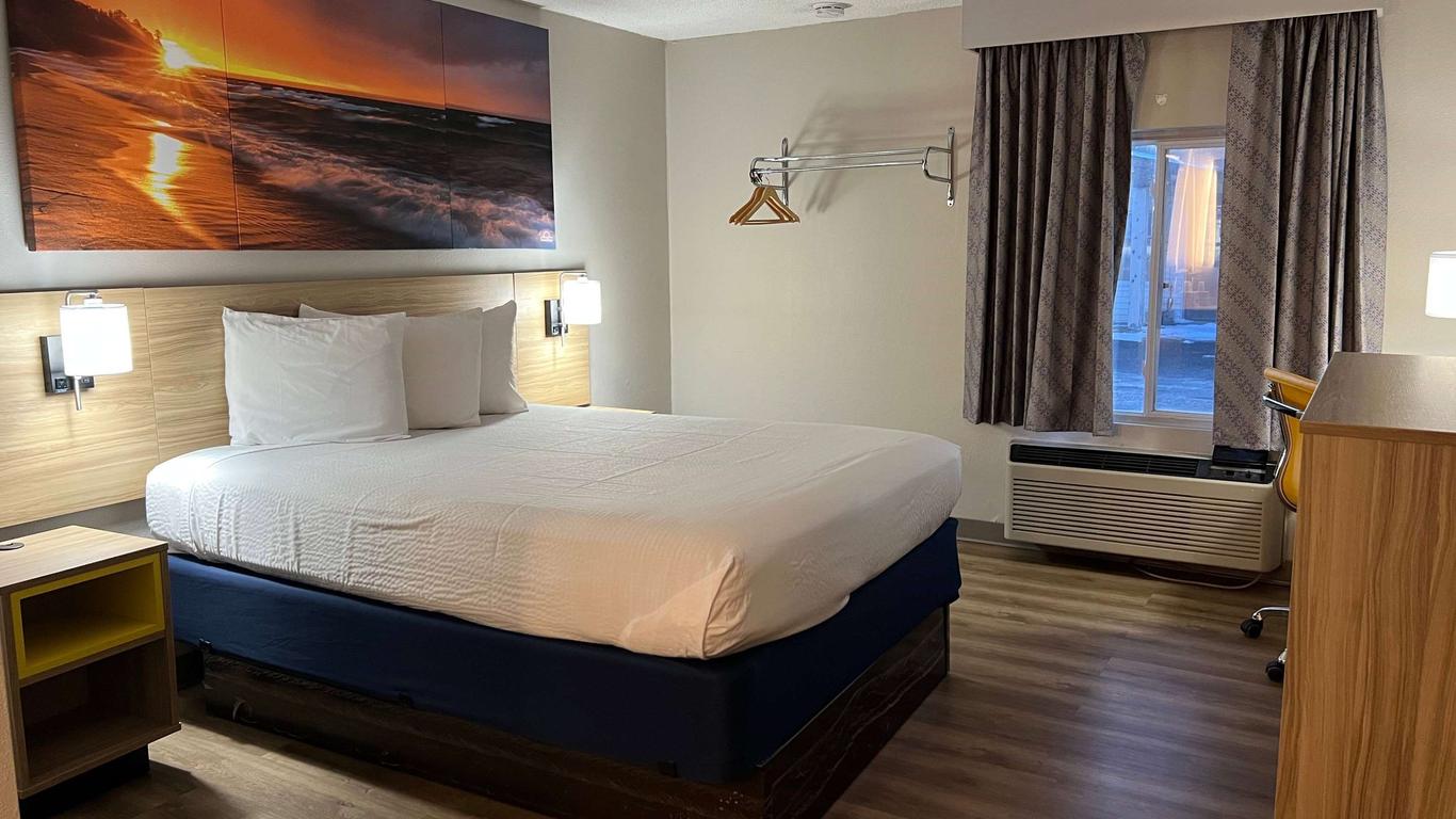 Days Inn by Wyndham Jamestown