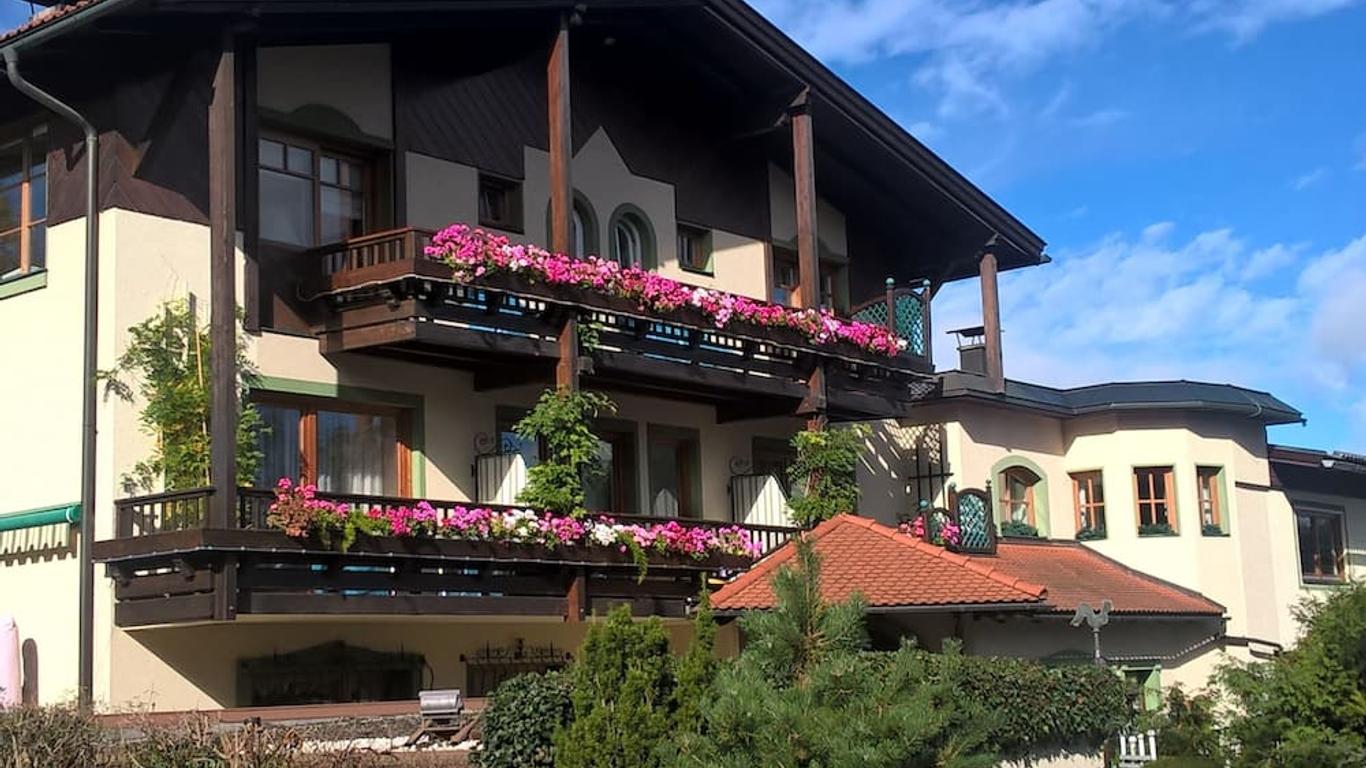 Dietrichsteinerhof Apartments & Rooms