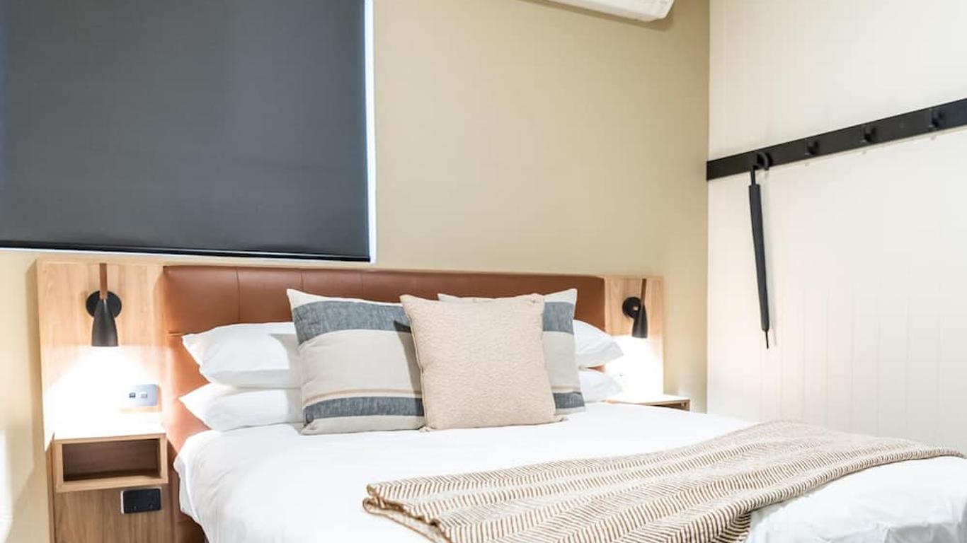 Eyre Hotel