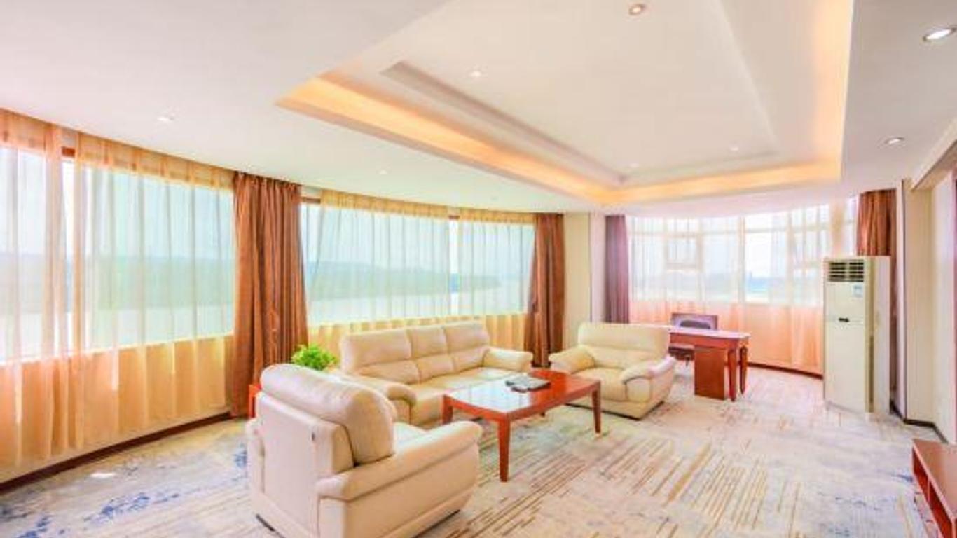 Hongqiao Holiday Hotel