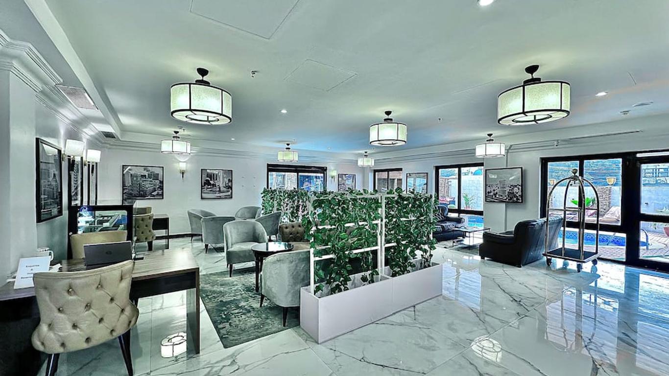 Victoria Crown Plaza Hotel
