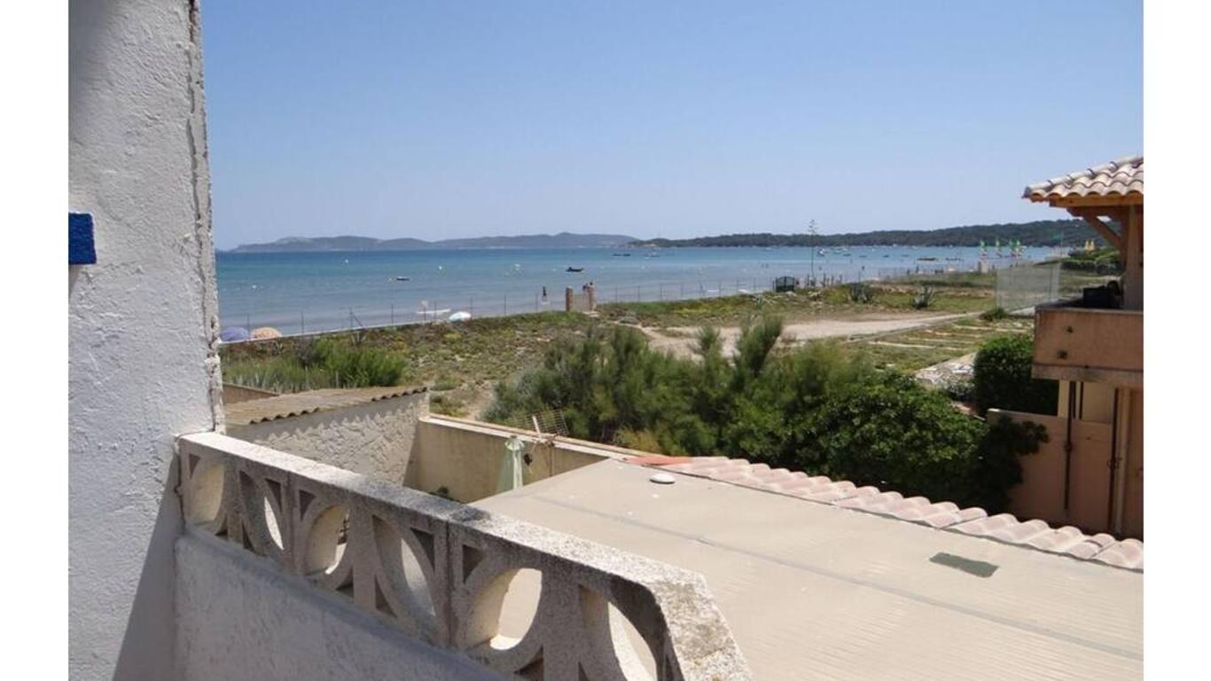 Exceptional waterfront apartment Giens