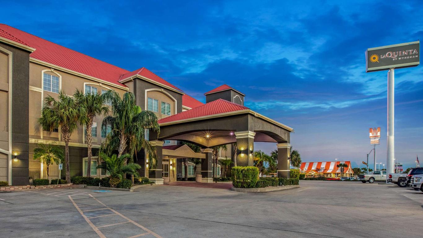 La Quinta Inn & Suites by Wyndham Corpus Christi Airport