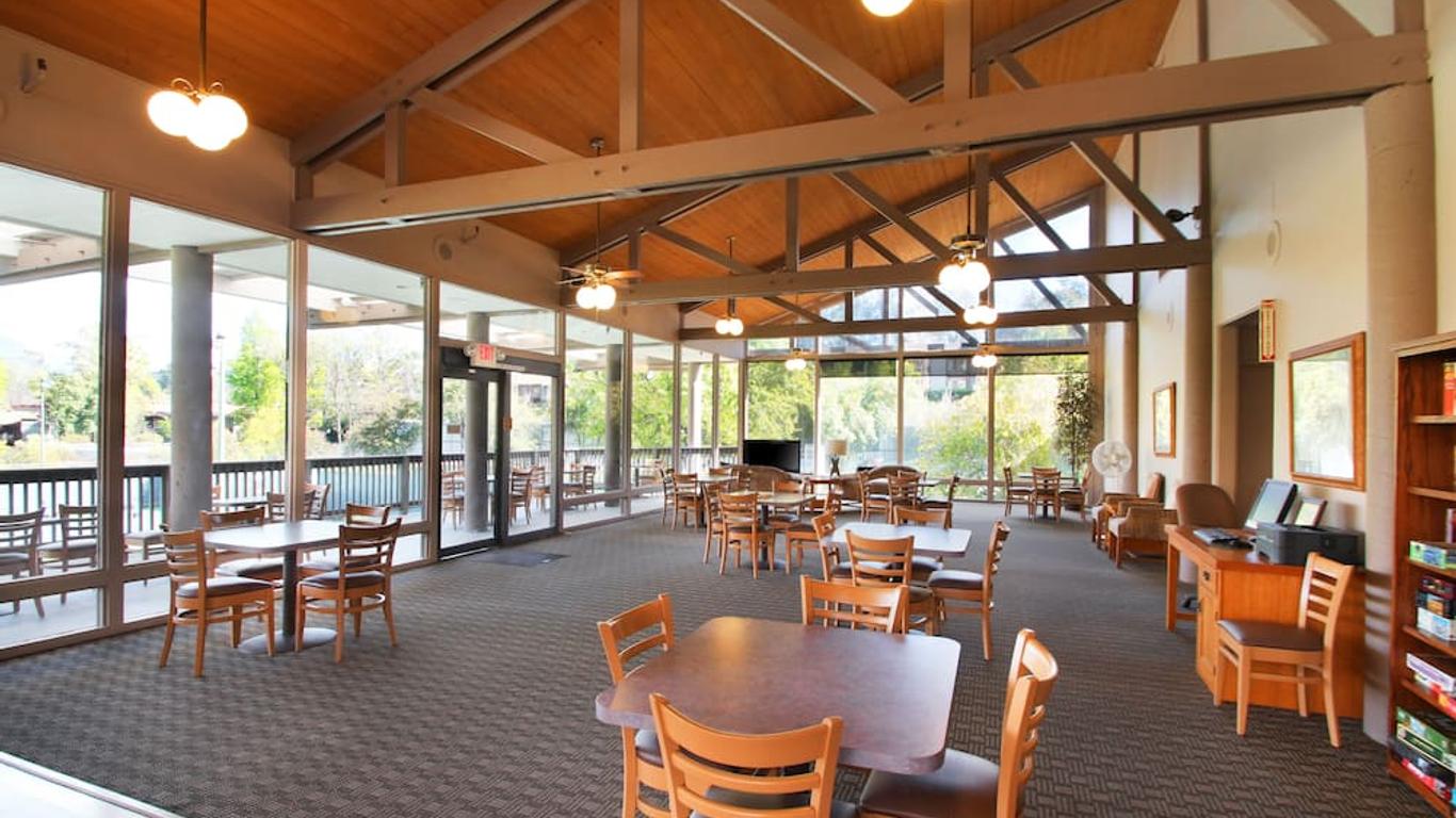 Riviera Oaks Resort & Racquet Club