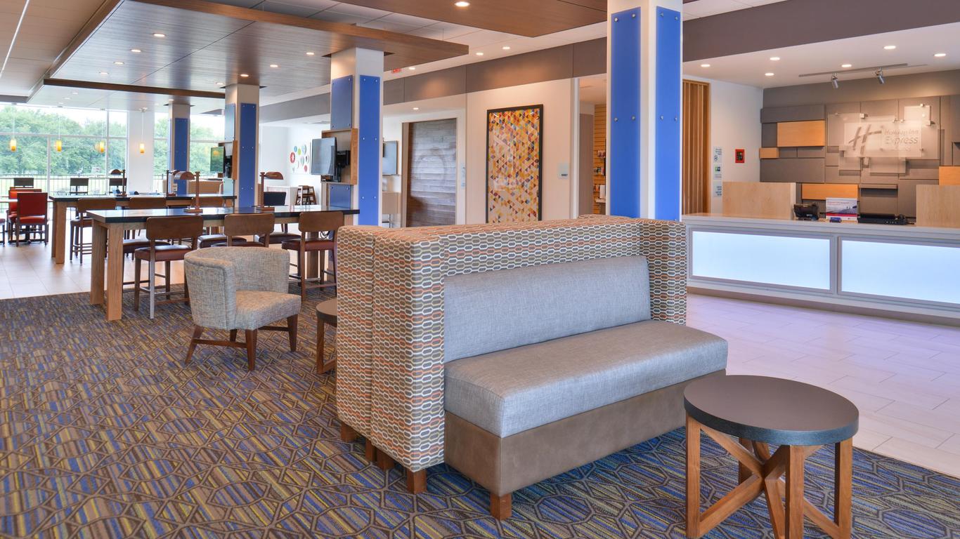 Holiday Inn Express & Suites Omaha Airport