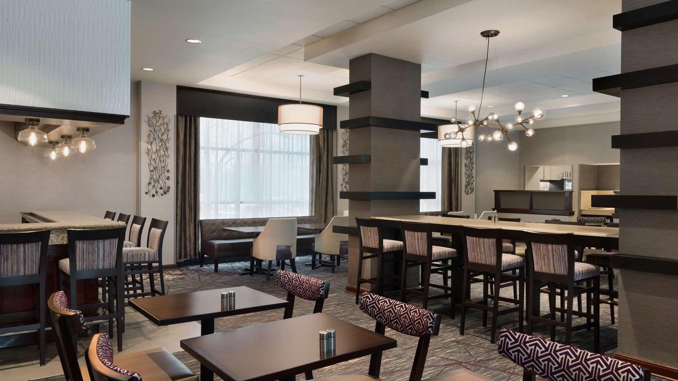 DoubleTree by Hilton Hotel Milwaukee - Brookfield