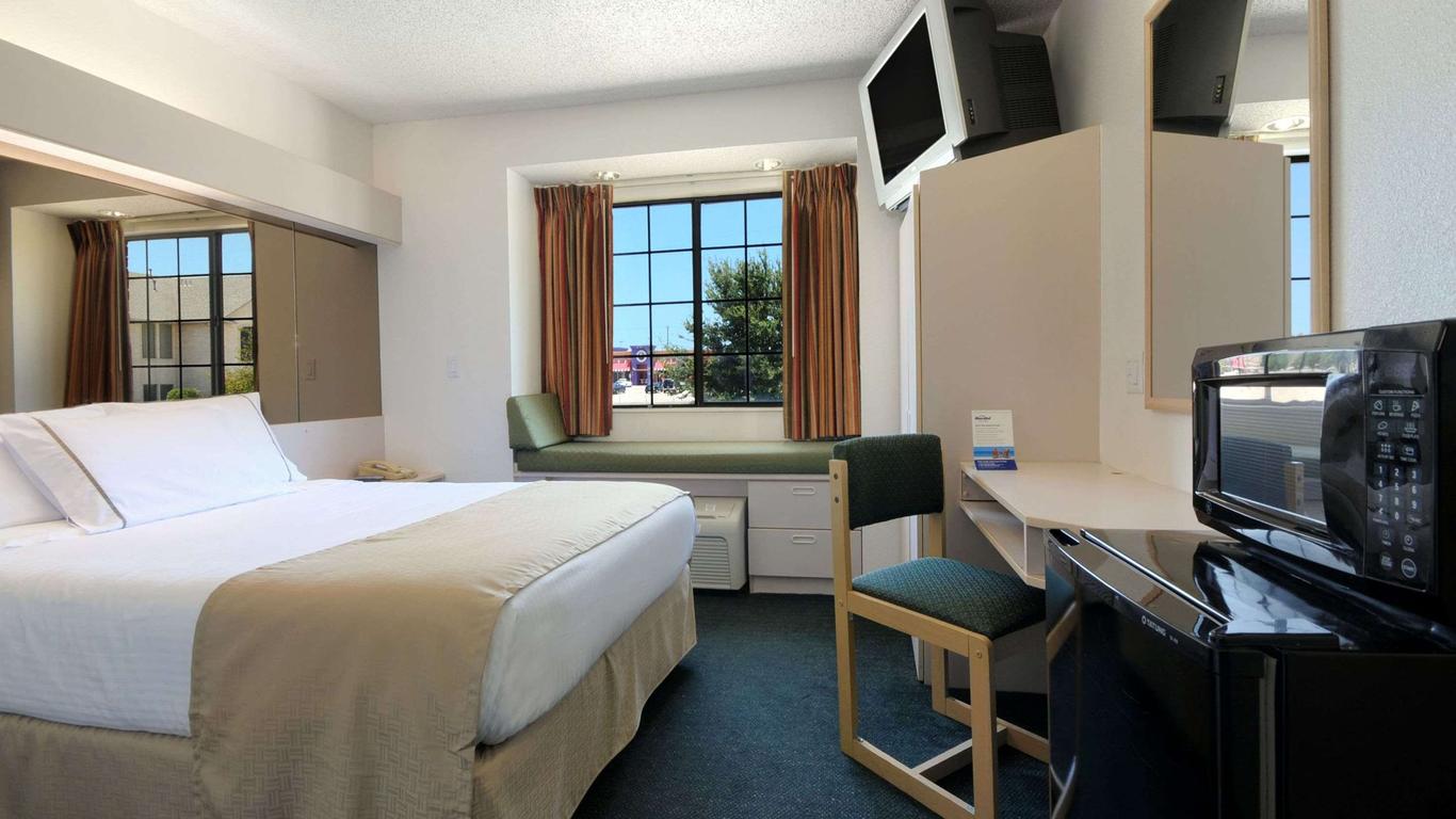 Travelodge by Wyndham Arlington/Dallas Area