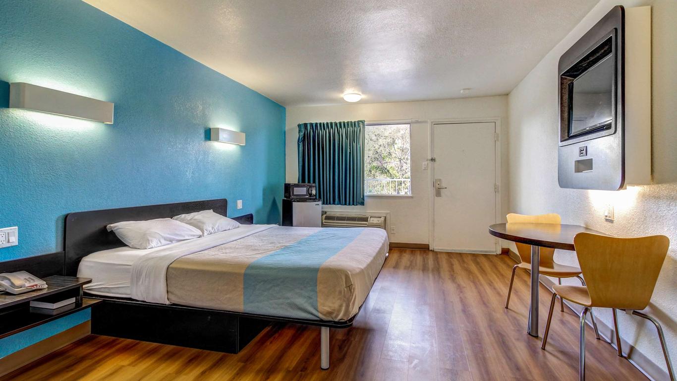 Motel 6 Waco - Lacy Lakeview