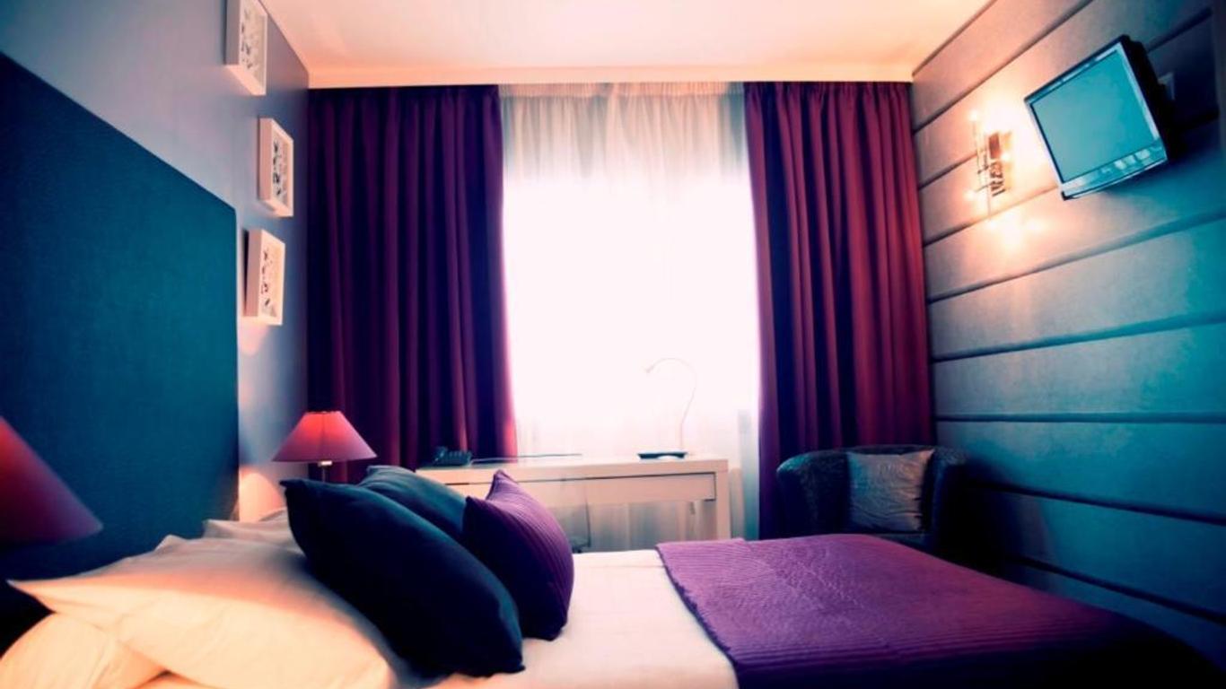 Dm Hotel
